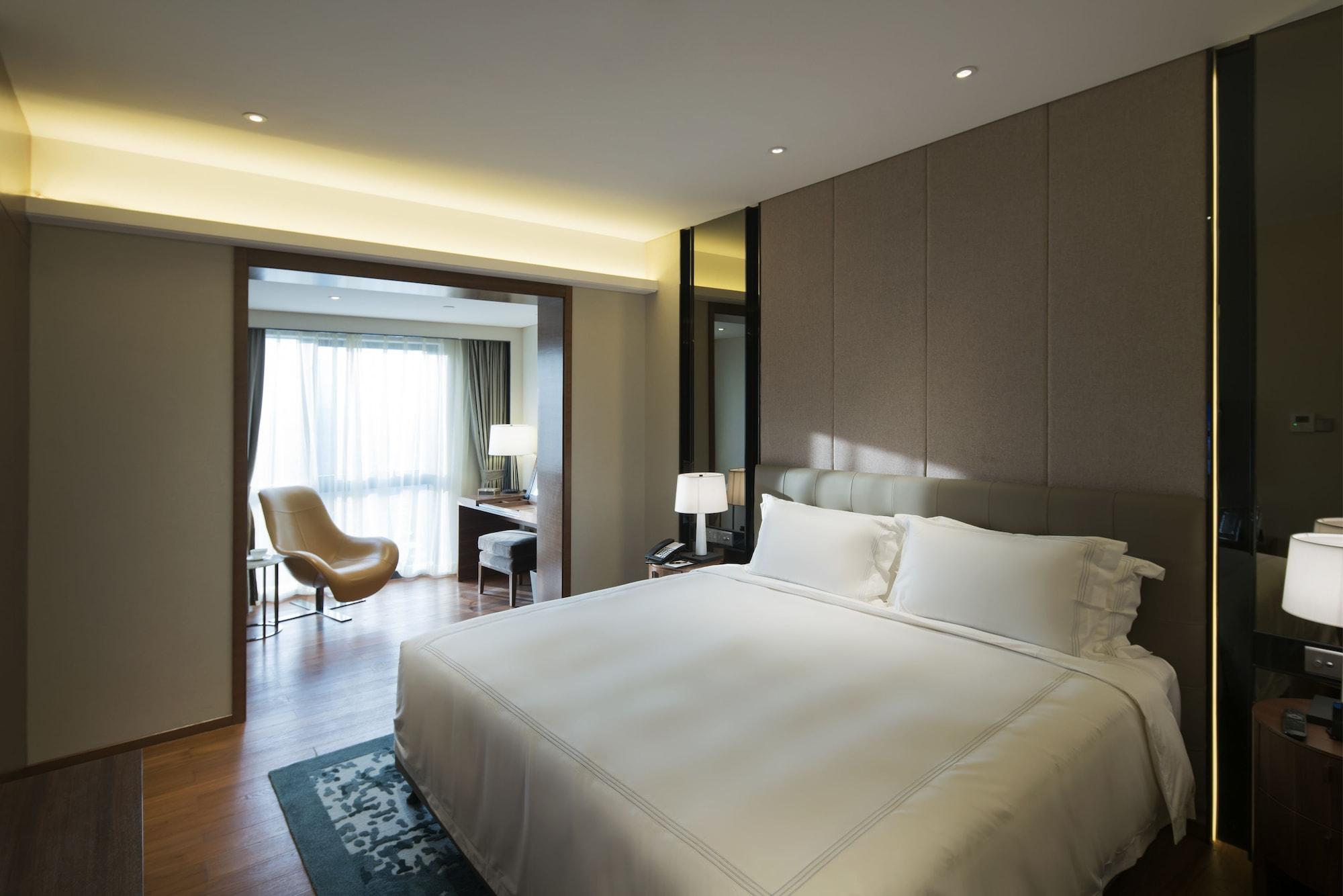 Aparthotel Fraser Shenzhen: Infinity Pool & Business Zone Convenience 5*
