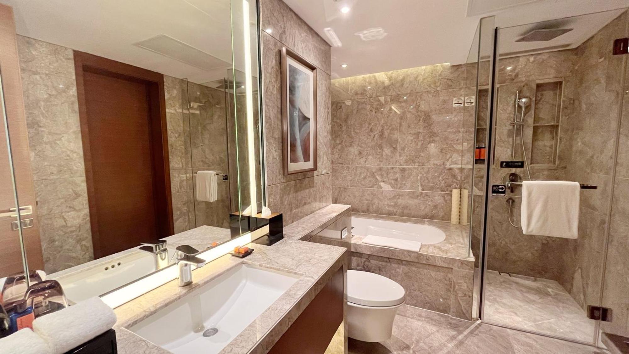 Aparthotel Fraser Shenzhen: Infinity Pool & Business Zone Convenience 5*