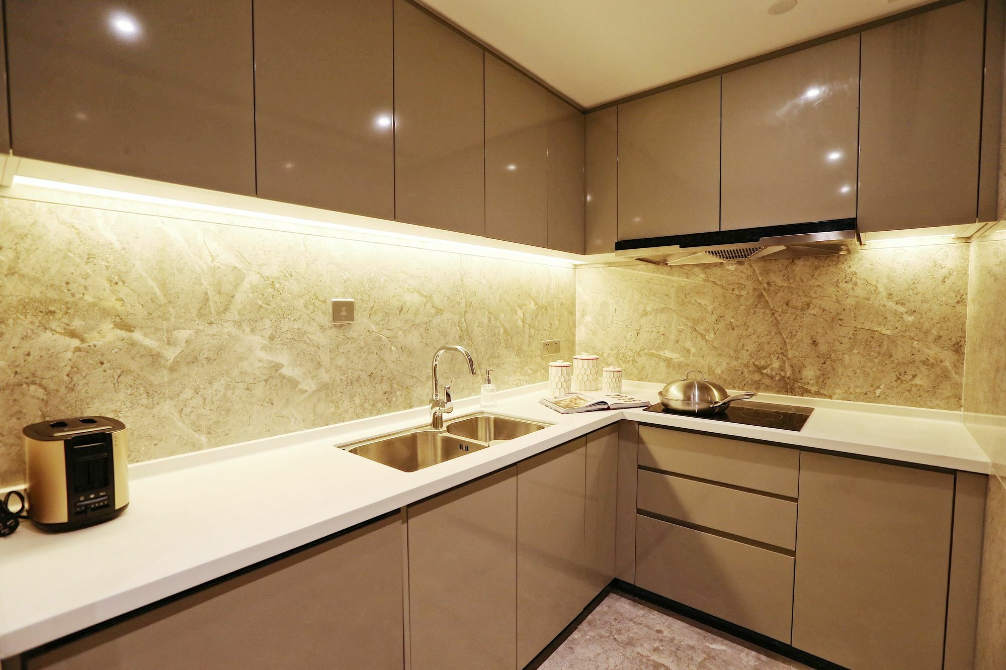 Aparthotel Fraser Shenzhen: Infinity Pool & Business Zone Convenience 5*